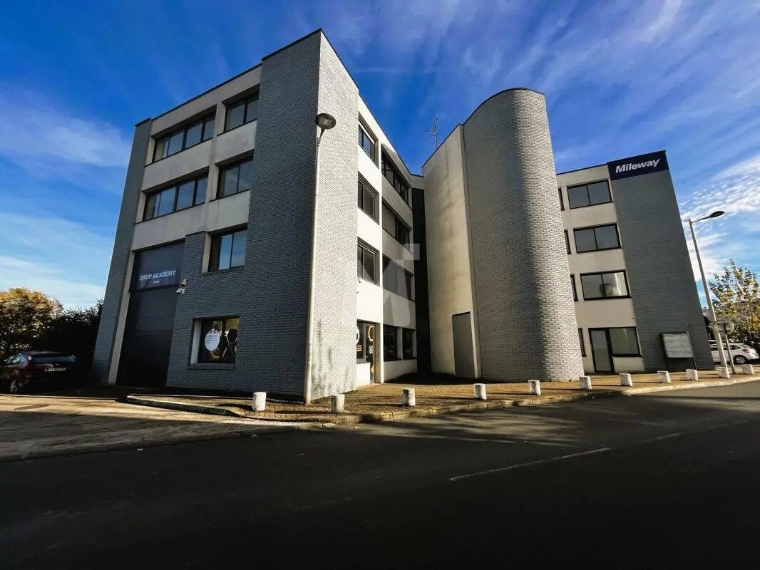 Office in Évry-Courcouronnes to rent Building Photo- Image 1 of 13