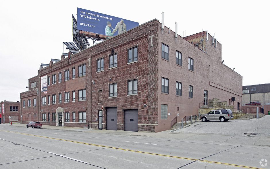 2120-2130 W Clybourn St, Milwaukee, WI for rent - Building Photo - Image 2 of 9