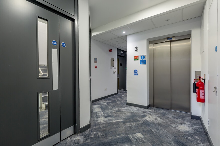 40-42 George St, Edinburgh to rent - Interior Photo - Image 3 of 16