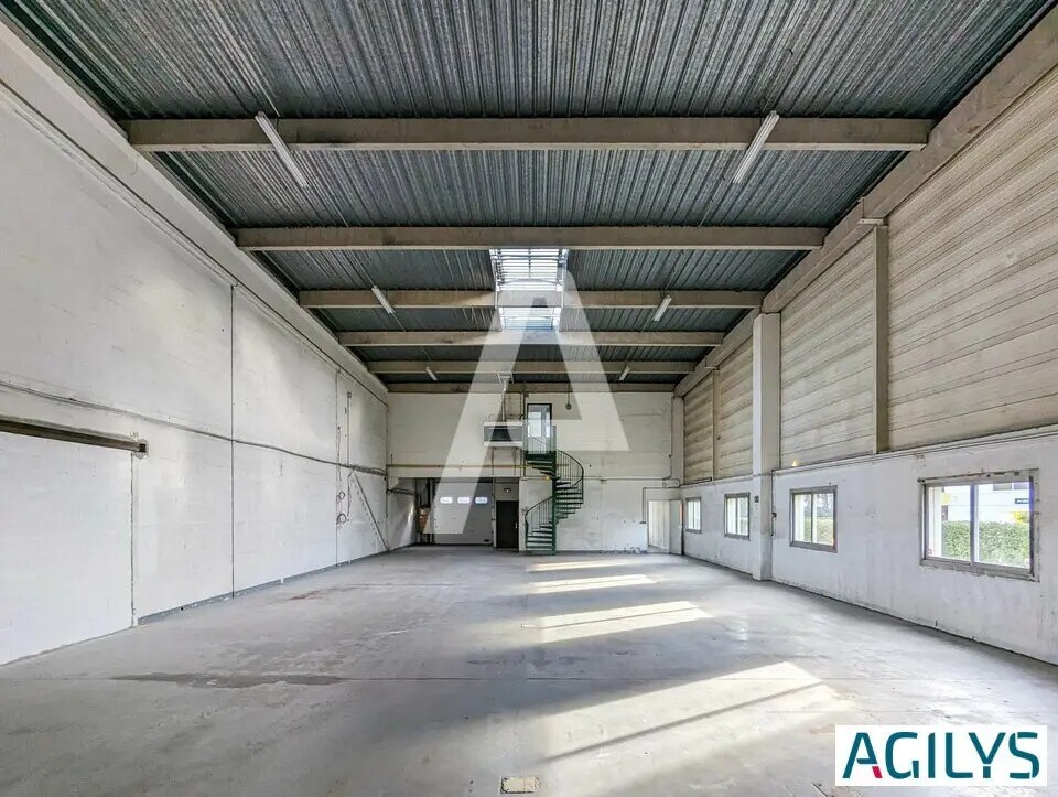 Location Local d'activités 352 m² - Photo 1