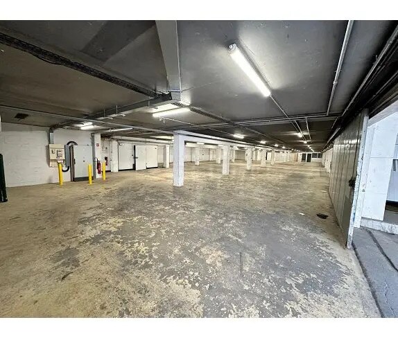 Industrial in Montrouge to rent Building Photo- Image 1 of 7