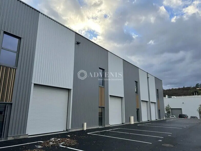 Light Industrial in Saint-Genis-Laval to rent - Building Photo - Image 1 of 9