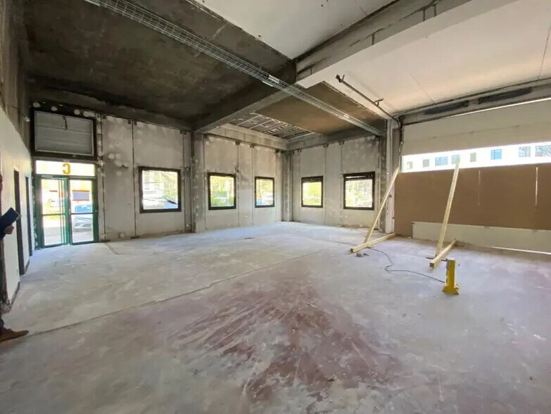 Light Industrial in Limonest to rent - Interior Photo - Image 2 of 9