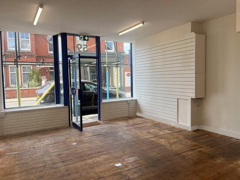 59 High St, Bembridge to rent - Building Photo - Image 2 of 7