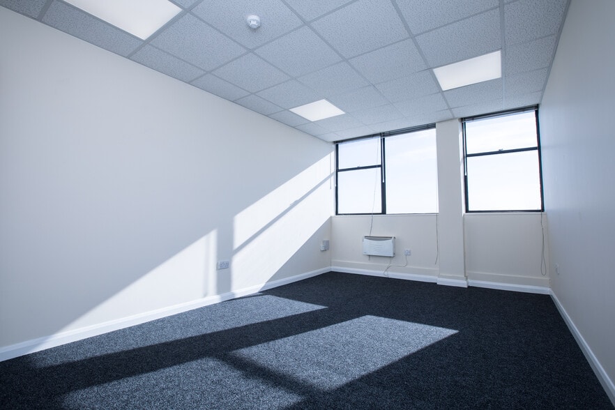 Rankine Rd, Basingstoke to rent - Building Photo - Image 1 of 5