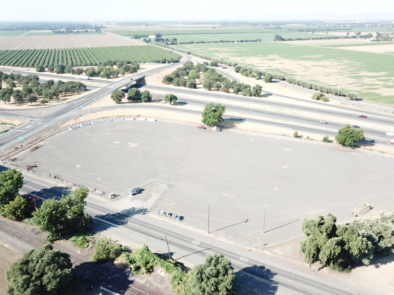 R2E Freeway Drive, Woodland, CA for rent - Building Photo - Image 3 of 12