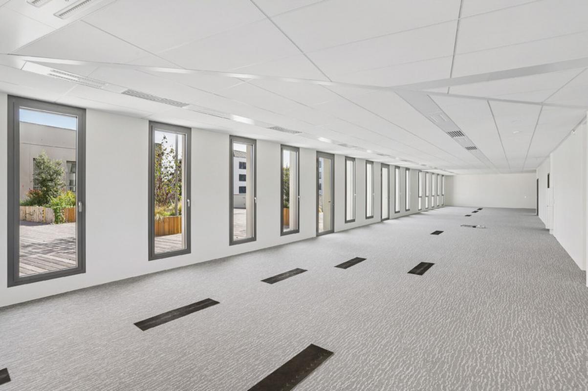 Office in Villeurbanne to rent Building Photo- Image 1 of 18