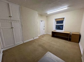 196 Huddersfield Rd, Meltham to rent Interior Photo- Image 1 of 1