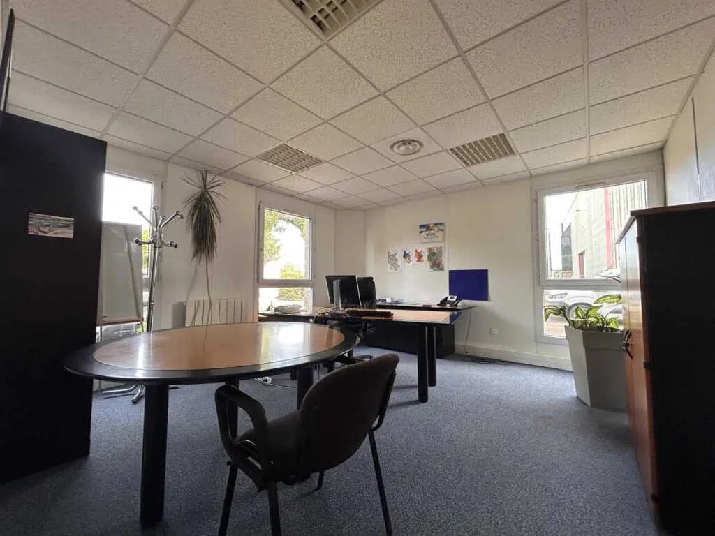 Location Bureaux 194 m² - Photo 1