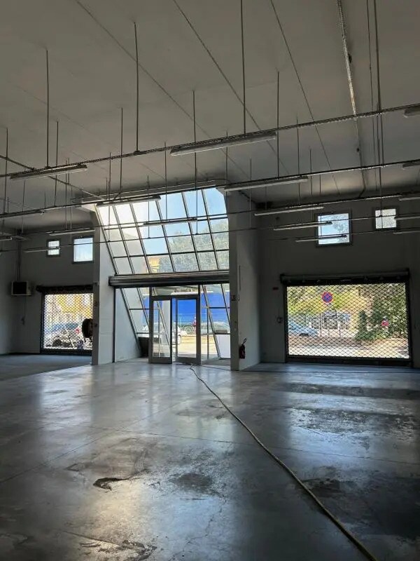 Location Commerce 442 m² à 920 m² - Photo 1