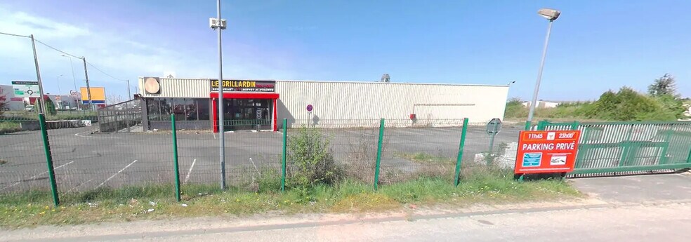 576 Rue Lamartine, Saint-Germain-du-Puy for sale - Building Photo - Image 2 of 4