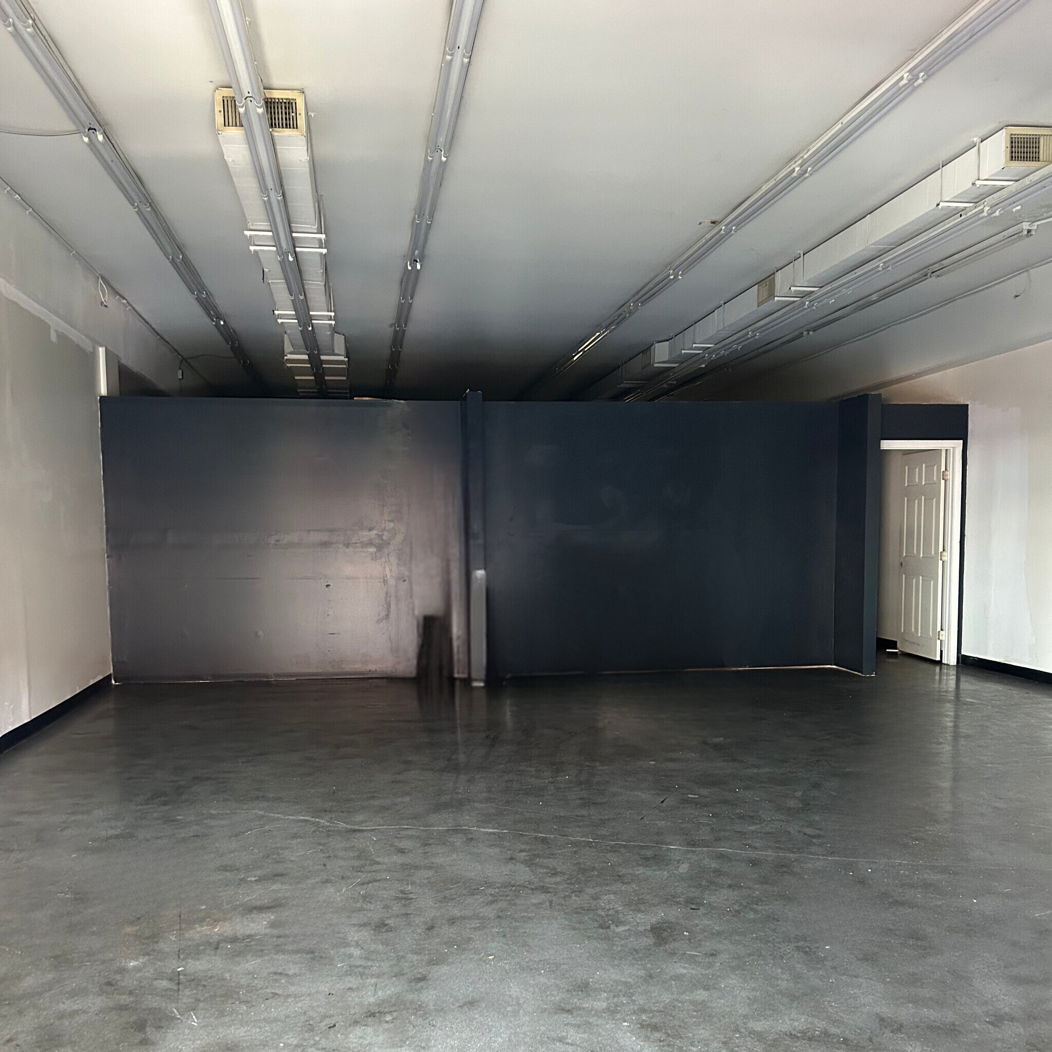 401-415 E 11th St, Los Angeles, CA to rent Interior Photo- Image 1 of 9