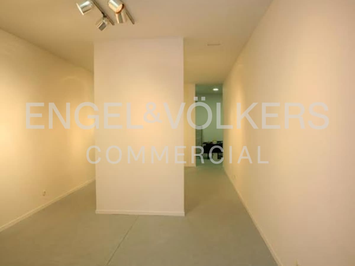 Madrid, MAD 28004 - Unit IZ - - Interior Photo - Image 2 of 3