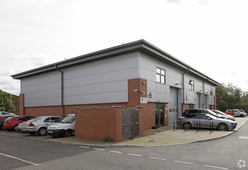 Bourne Rd, Crayford to rent - Primary Photo - Image 1 of 1