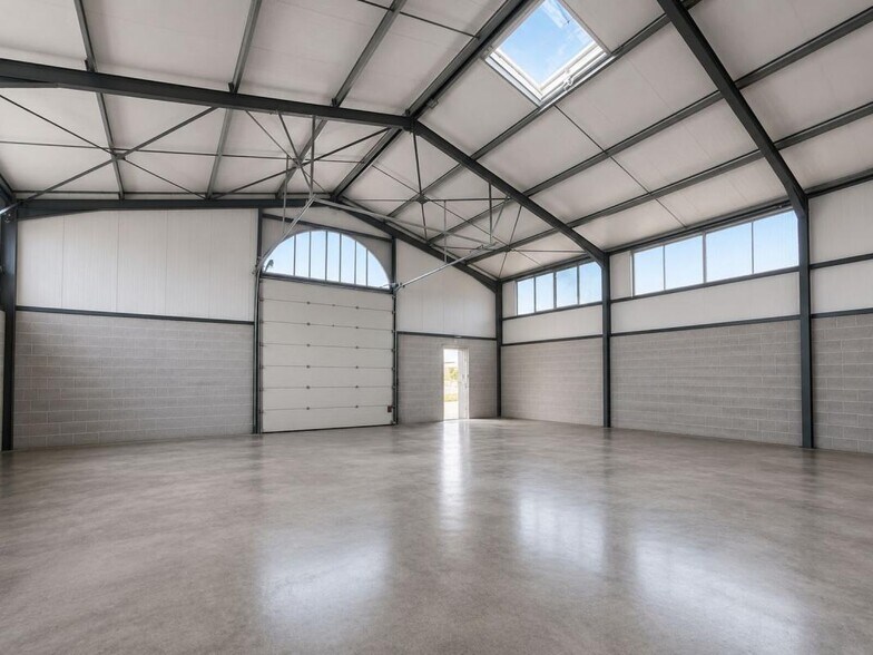 Light Industrial in Pechbonnieu to rent - Interior Photo - Image 2 of 9