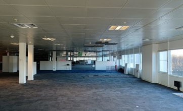 3 Longwalk Rd, Uxbridge to rent Interior Photo- Image 2 of 2