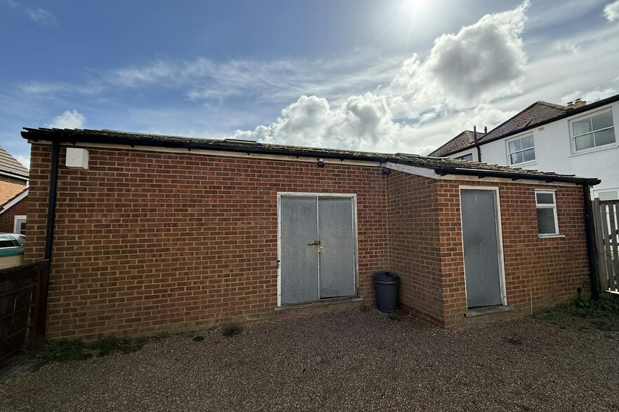 36 Kings Rd, Shalford to rent - Building Photo - Image 2 of 2