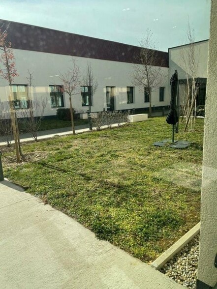 Office in Vénissieux to rent - Building Photo - Image 3 of 26