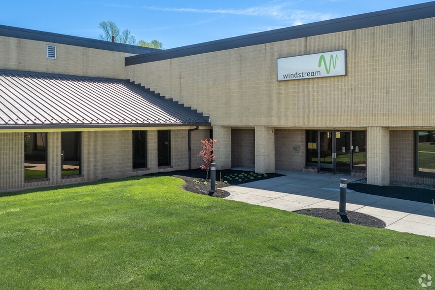 965 Thomas Dr, Warminster, PA to rent - Building Photo - Image 3 of 6