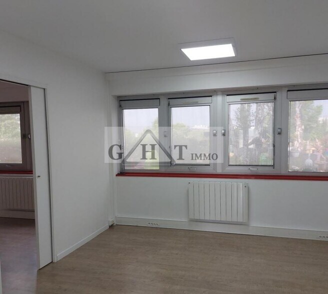 Office in Mareuil-lès-Meaux to rent - Interior Photo - Image 1 of 4