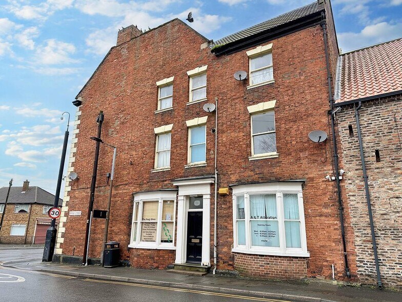 30-31 Bridge St, Thorne to rent - Building Photo - Image 1 of 1