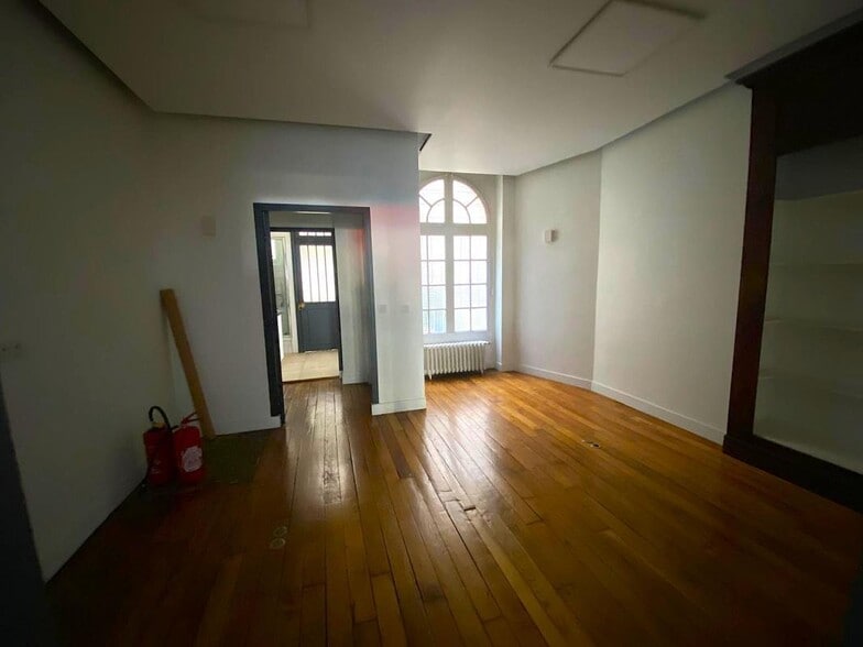 Retail in Paris to rent - Interior Photo - Image 3 of 5