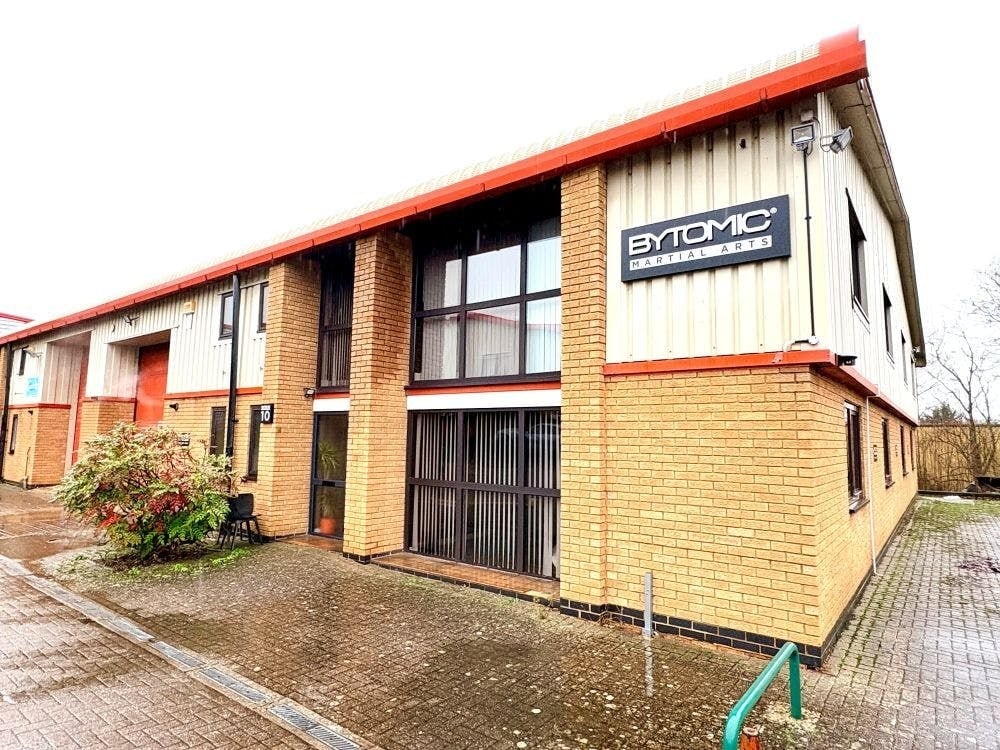 Top Angel, Buckingham to rent Building Photo- Image 1 of 8