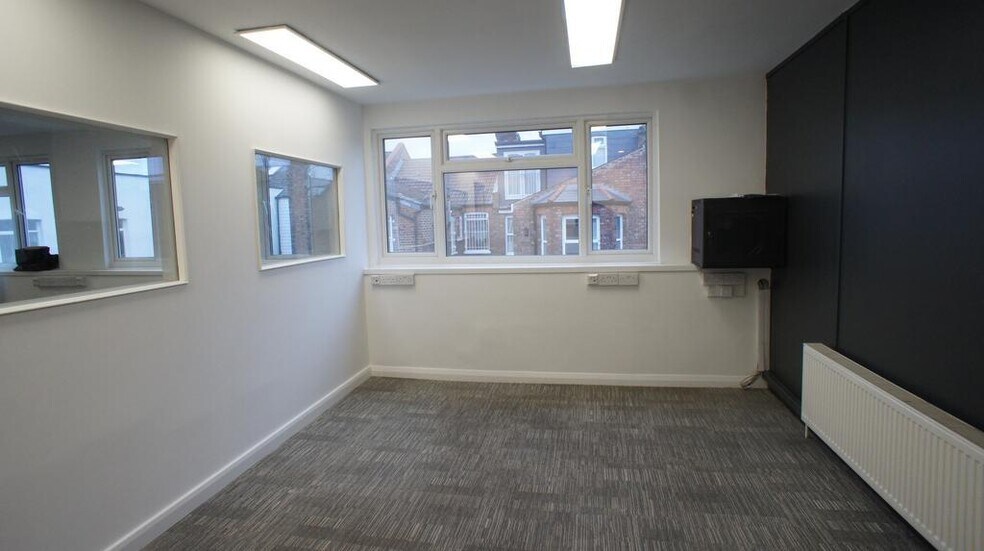 Bedford Rd, London to rent - Building Photo - Image 2 of 4