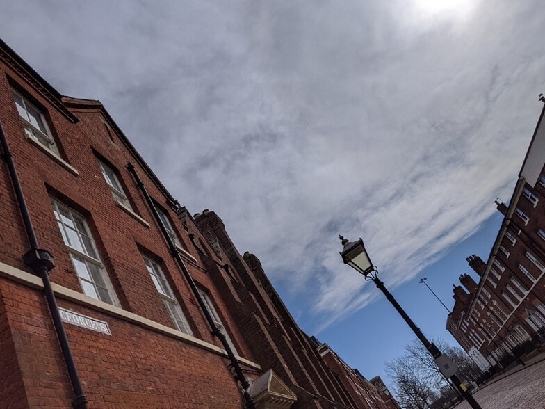 St. Johns Sq, Wolverhampton to rent - Building Photo - Image 3 of 19