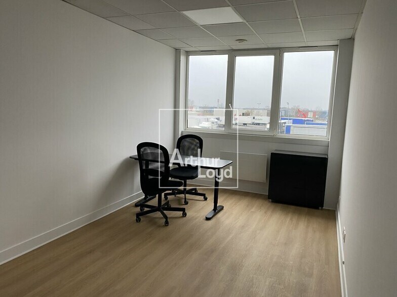 Office in Moissy-Cramayel to rent - Interior Photo - Image 1 of 4