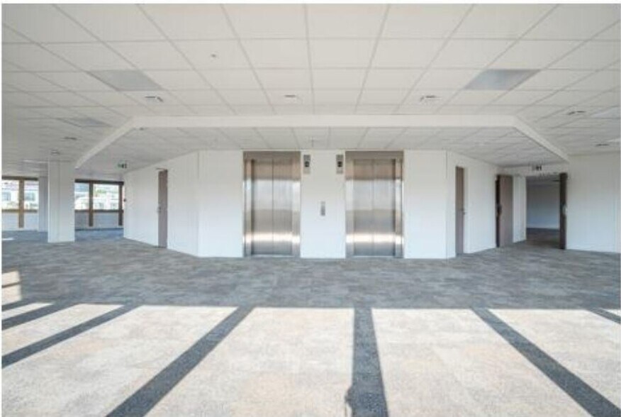 Office in Levallois-Perret to rent - Interior Photo - Image 1 of 7