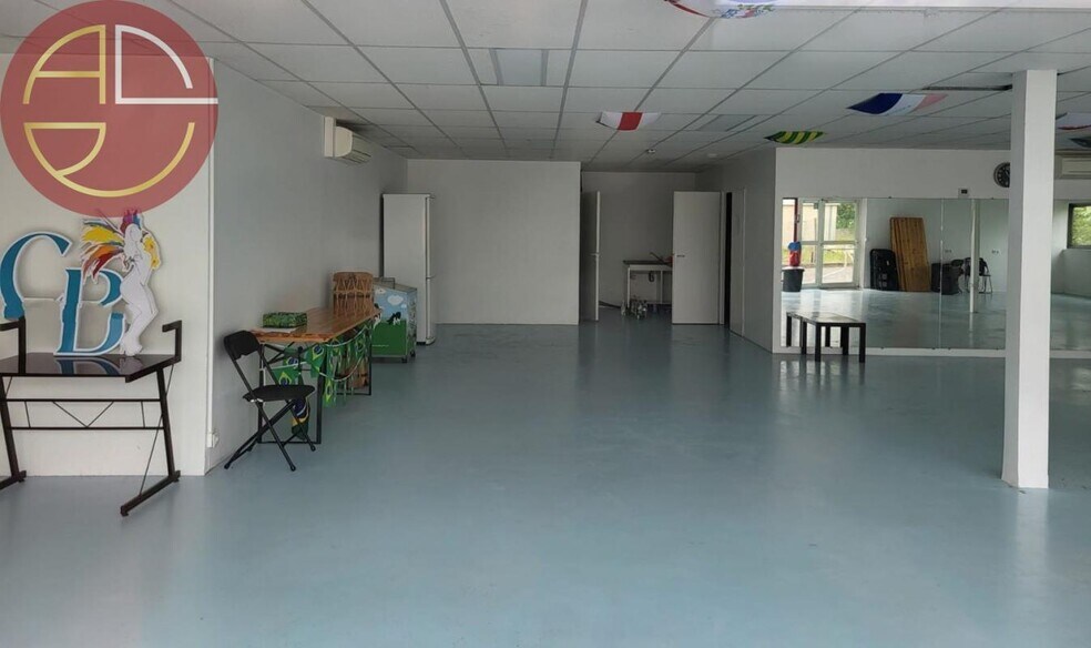 Retail in L'Union to rent - Interior Photo - Image 1 of 4