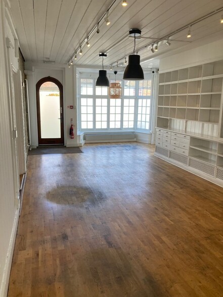 19 High St, Nutfield to rent - Interior Photo - Image 2 of 9