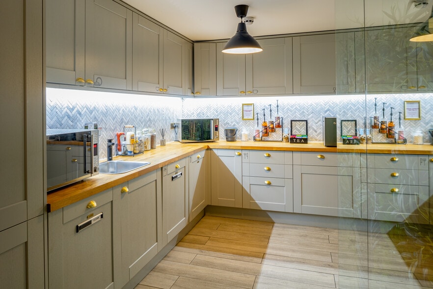 49 Grosvenor St, London to rent - Building Photo - Image 3 of 16