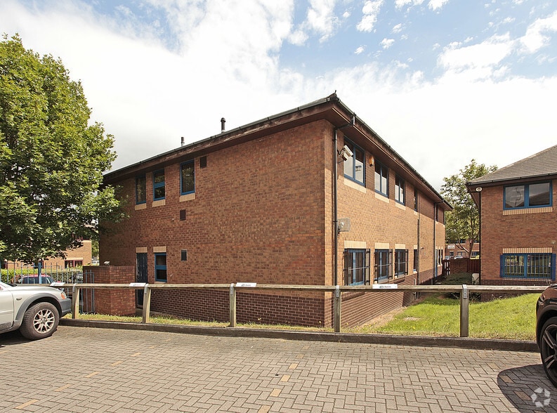 10-11 Royds Hall Rd, Leeds to rent - Building Photo - Image 2 of 5