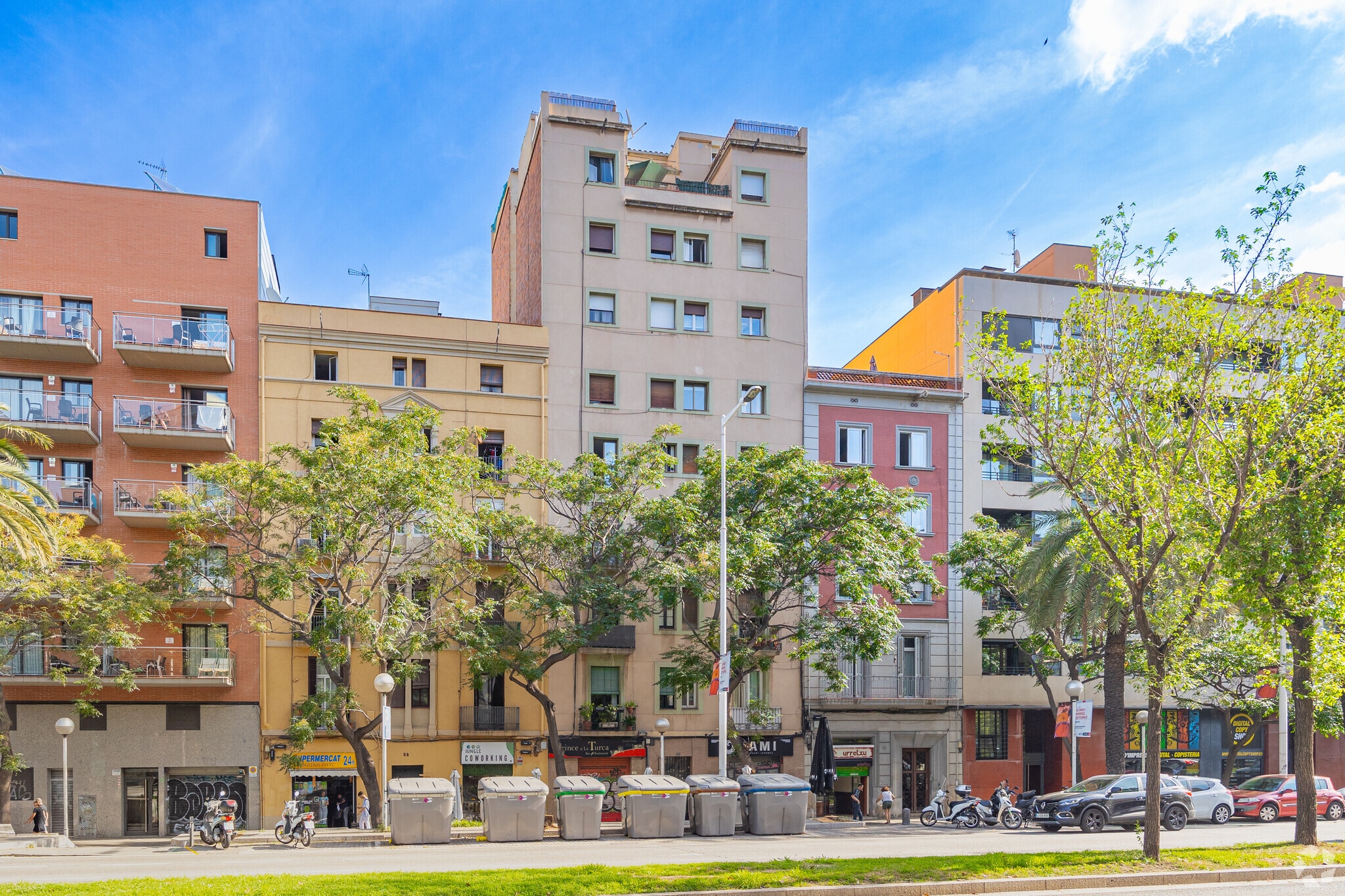 Retail in Barcelona, Barcelona to rent Primary Photo- Image 1 of 3