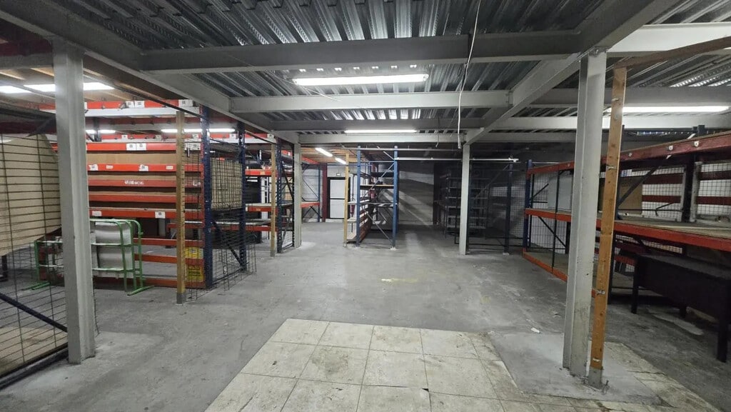 Location Local d'activités 500 m² - Photo 1