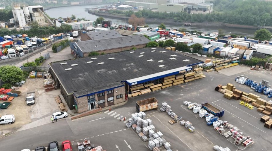 Two Warehouse Units with Extensive Yard portfolio of 2 properties for sale on LoopNet.co.uk - Building Photo - Image 3 of 5