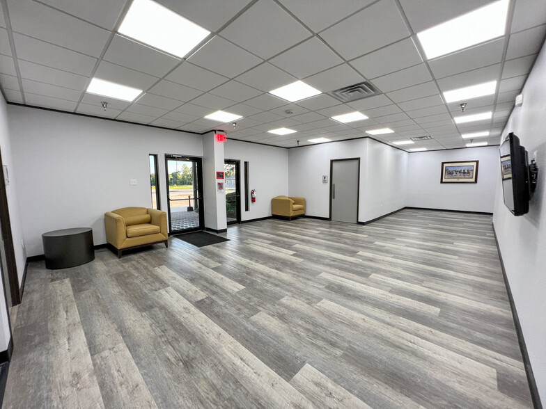 108 Commercial Cir, Conroe, TX for rent - Interior Photo - Image 2 of 22