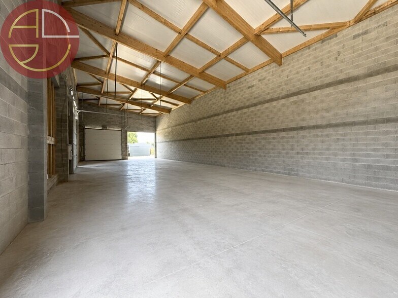 Industrial in Fenouillet to rent - Interior Photo - Image 2 of 5