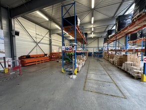 Light Industrial in Taverny to rent Interior Photo- Image 2 of 14