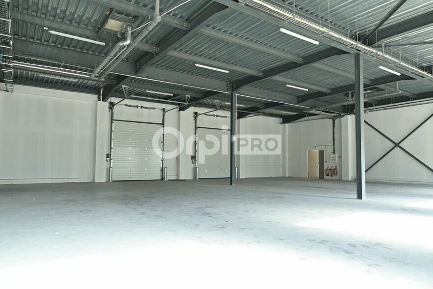 27 Chemin Des Peupliers, Dardilly to rent - Interior Photo - Image 2 of 36
