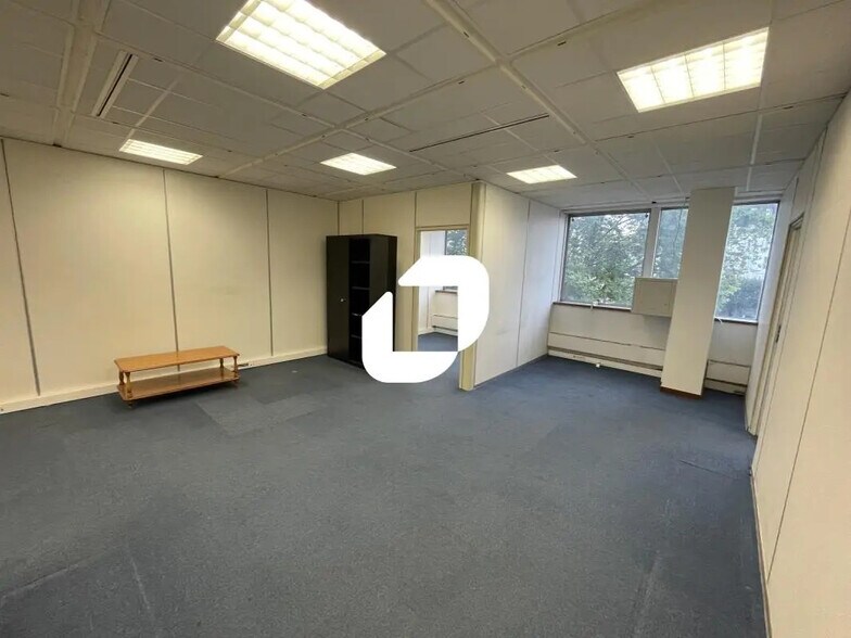 Office in Maisons-Alfort to rent - Interior Photo - Image 2 of 9