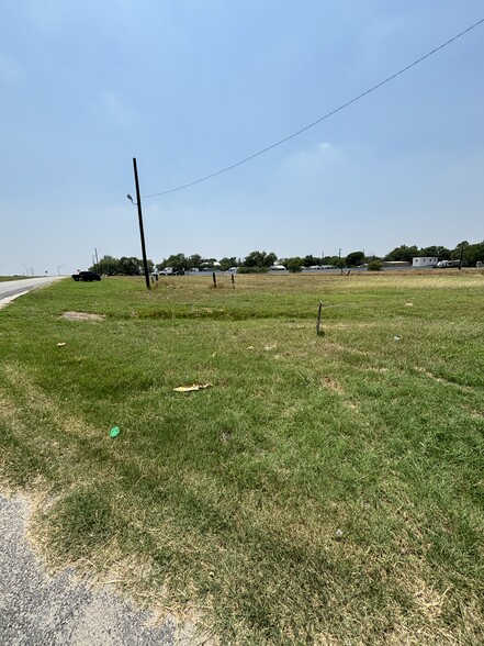 8075 1604 E loop, Elmendorf, TX for sale - Building Photo - Image 2 of 14