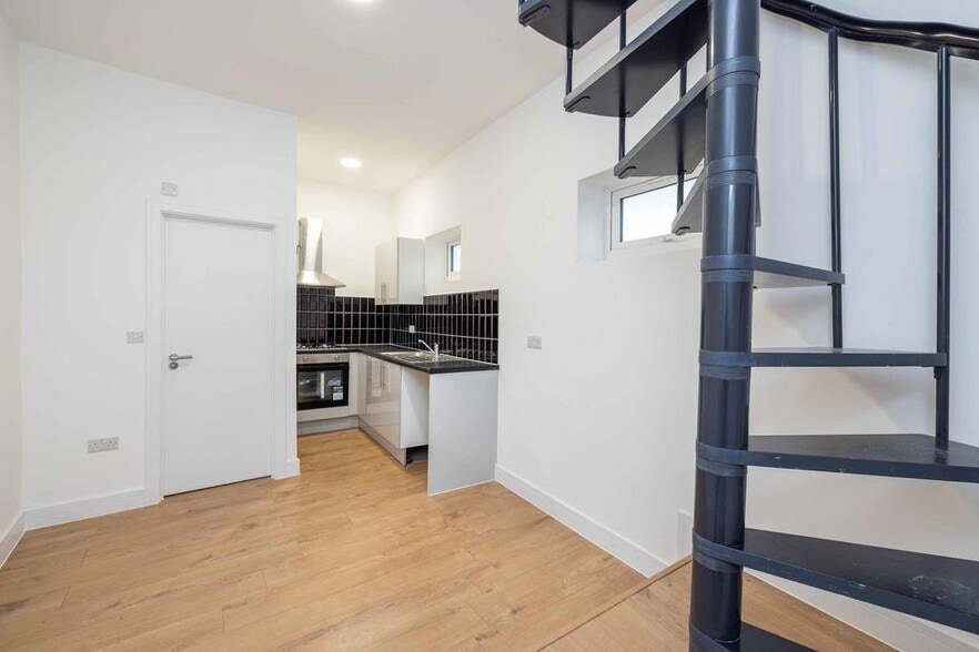 Graham Rd, Harrow to rent - Building Photo - Image 3 of 8