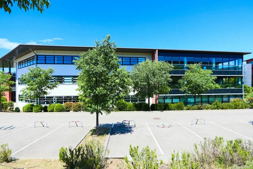 Office in Aix-en-Provence to rent - Building Photo - Image 3 of 4