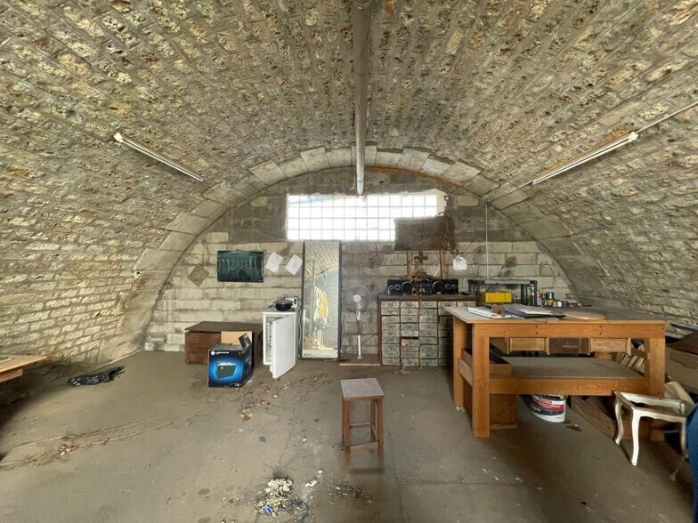 Industrial in Meudon to rent - Interior Photo - Image 1 of 3