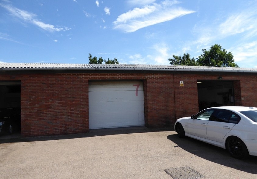 Longford Rd, Cannock to rent - Primary Photo - Image 1 of 1