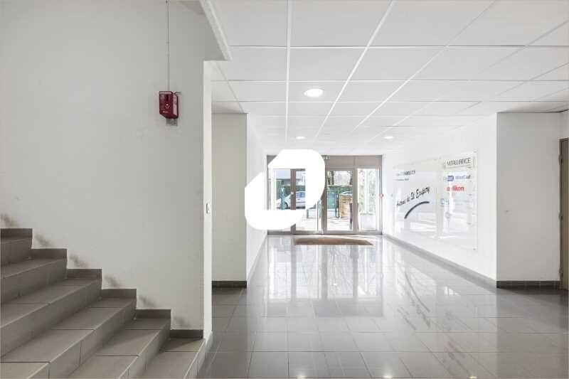 9 Rue Maryse Bastié, Bron to rent - Interior Photo - Image 3 of 6