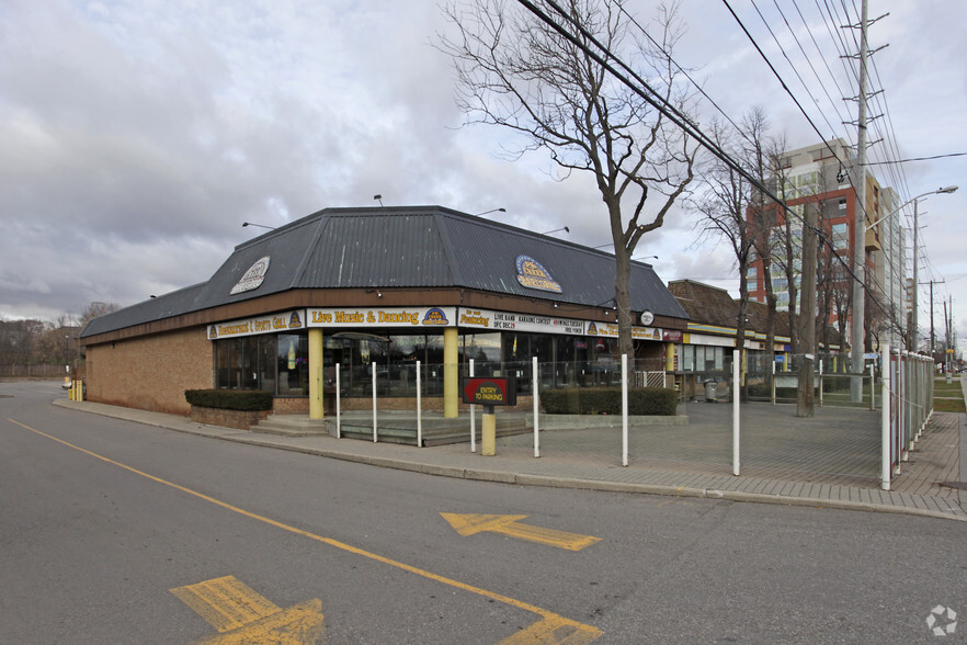 255 Dundas St W, Mississauga, ON for rent - Building Photo - Image 3 of 9